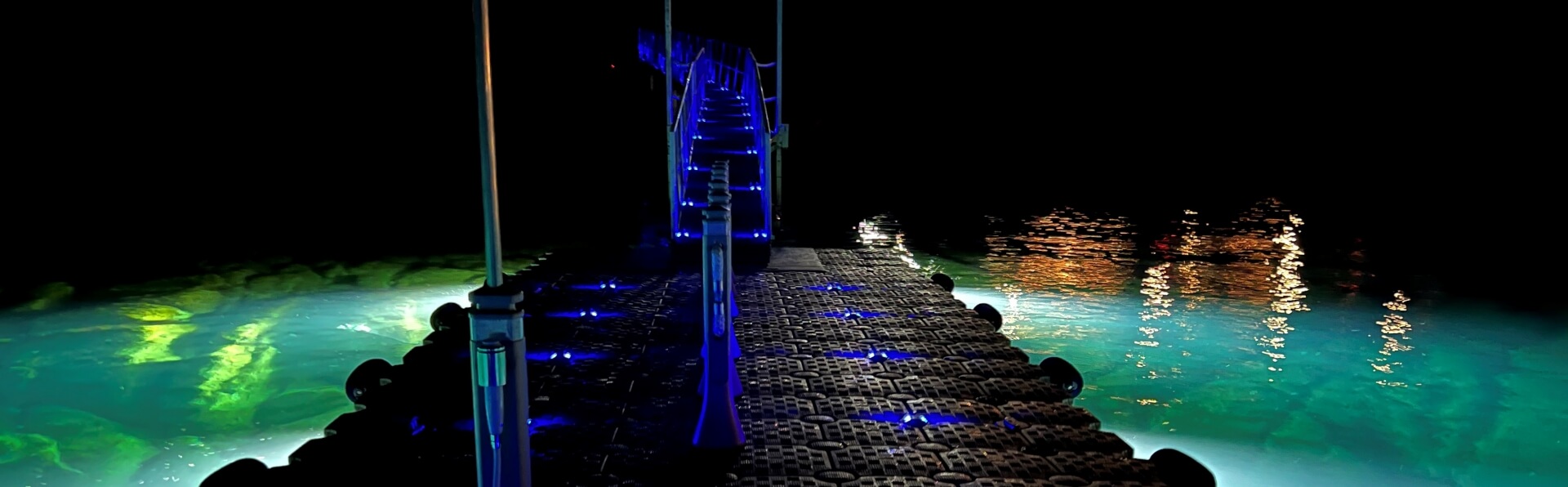 Ηλιακά φωτιστικά Lake Lite, εγκατεστημένα σε πλωτή εξέδρα θαλάσσης της Candock